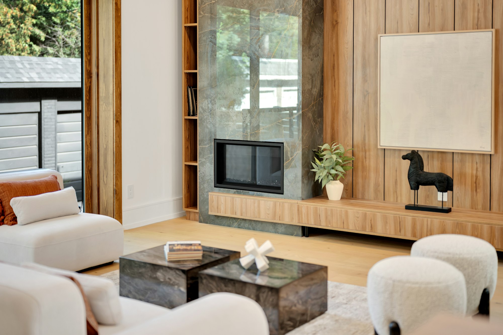 Interior moderno con revestimientos y terminaciones en madera y mármol